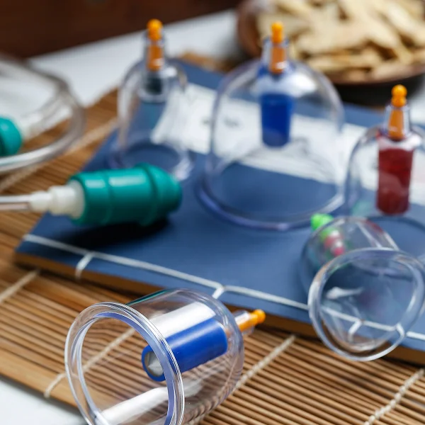 Une table avec un carnet, une bouteille d'eau et une tasse, en lien avec les ventouses thérapeutiques.
